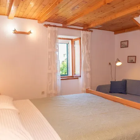 بيت للعطل House Klementina Martinšćica